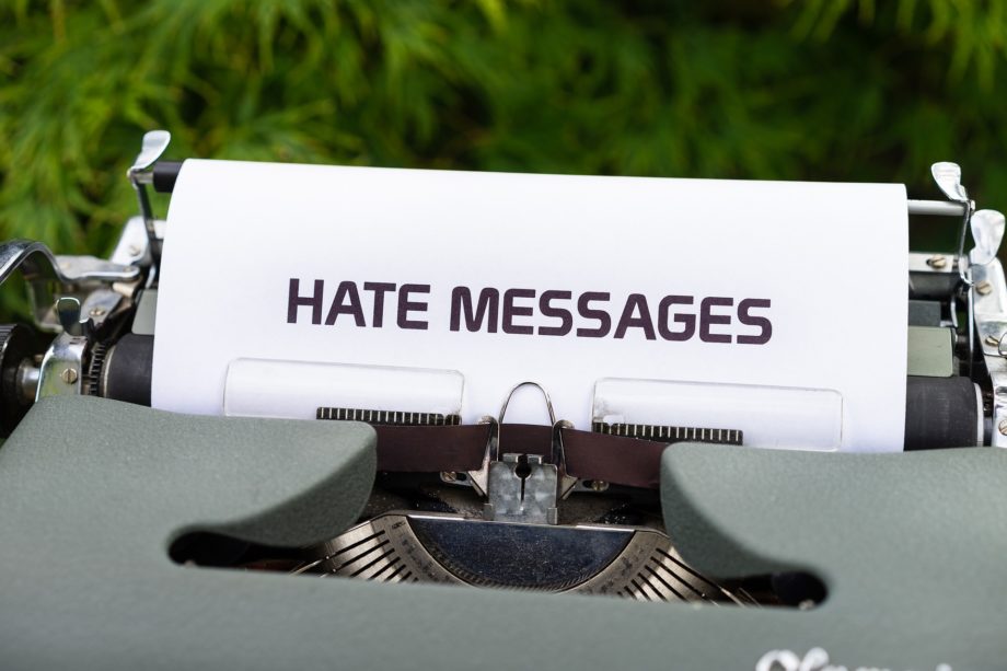 Une ancienne machine à écrire rédigeant un message de haine - Image par Markus Winkler de https://pixabay.com/fr/photos/machine-%C3%A0-%C3%A9crire-messages-de-haine-5519038/