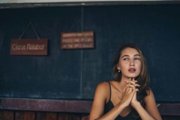 femme regardant sur le côté en priant, elle s