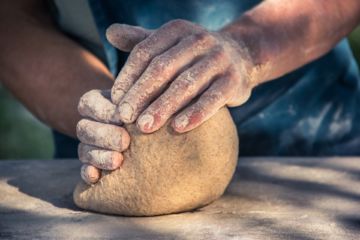 Des mains pétrissent une boule de pain au levain - Image by ha11ok from https://pixabay.com/photos/bread-kneading-handmade-baker-4183076/