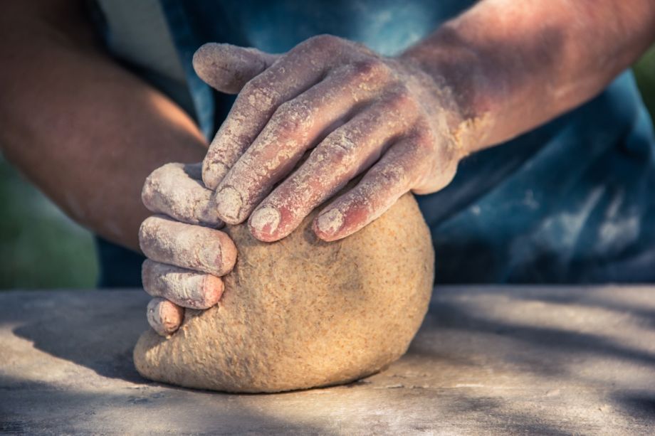 Des mains pétrissent une boule de pain au levain - Image by ha11ok from https://pixabay.com/photos/bread-kneading-handmade-baker-4183076/