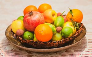 corbeille de fruits de saison - Photo de Claudio Cesaro sur https://unsplash.com/fr/photos/fruits-orange-sur-panier-tresse-brun-4ocDETSk-Nc