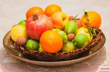 corbeille de fruits de saison - Photo de Claudio Cesaro sur https://unsplash.com/fr/photos/fruits-orange-sur-panier-tresse-brun-4ocDETSk-Nc