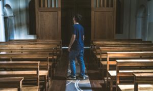 Un homme dans une église vide a l'air de chercher quelque chose - Photo de Danique Godwin sur https://unsplash.com/fr/photos/un-homme-debout-dans-une-eglise-regardant-les-bancs-HhnZtdX2hI4