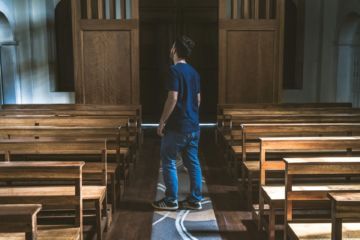 Un homme dans une église vide a l