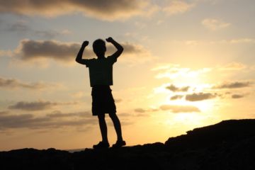 Un jeune garçon montre ses muscles sur fond de coucher de soleil : nous sommes tous de superhéros - Image by Foundry Co from https://pixabay.com/photos/life-beauty-scene-achieve-862985/