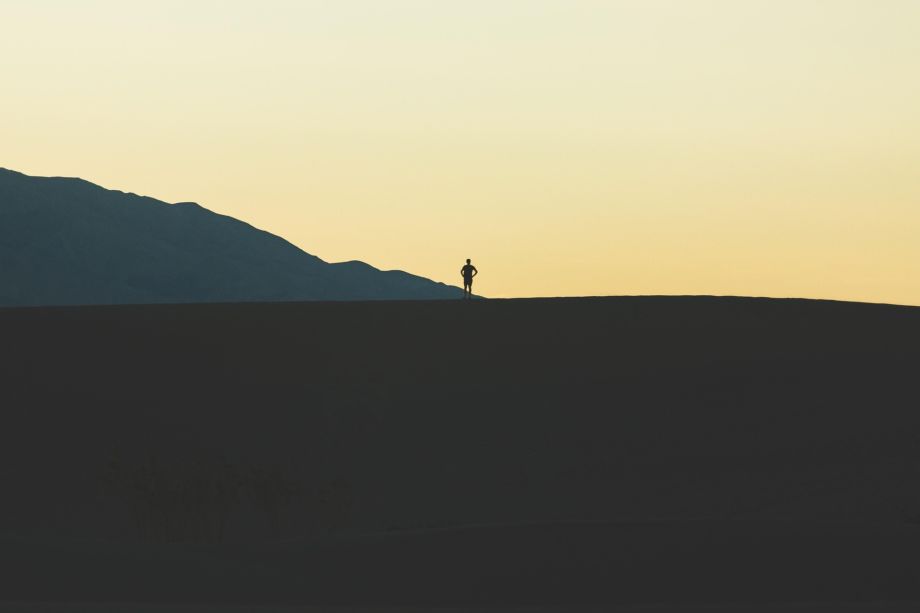 une personne vue de loin en marche sur la crête d'une montagne, au crépuscule - Image by Pexels from https://pixabay.com/photos/man-mountain-person-silhouette-1834857/