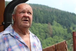 Un homme d'un certain âge sur le balcon de son chalet - Image by PlaygroundDraws from https://pixabay.com/photos/man-old-man-portrait-face-view-3708963/