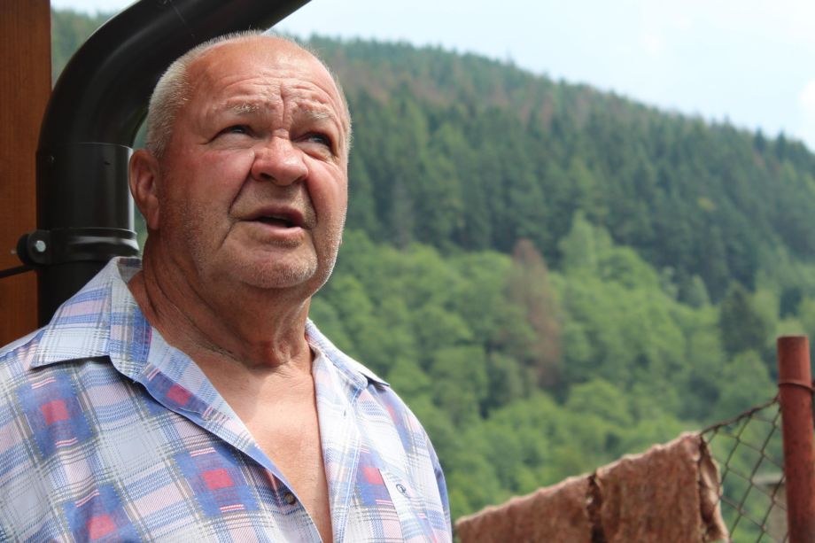 Un homme d'un certain âge sur le balcon de son chalet - Image by PlaygroundDraws from https://pixabay.com/photos/man-old-man-portrait-face-view-3708963/