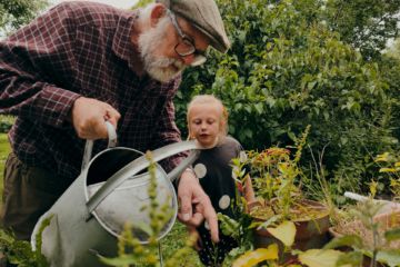 Un grand-père apprend à sa petite-fille à jardiner - Photo de OPPO Find X5 Pro sur https://unsplash.com/fr/photos/un-homme-et-un-enfant-regardant-une-plante-Nc-hc5g5yhw
