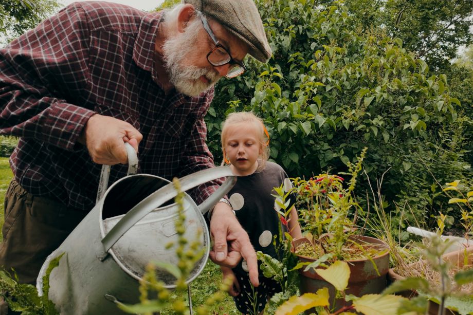 Un grand-père apprend à sa petite-fille à jardiner - Photo de OPPO Find X5 Pro sur https://unsplash.com/fr/photos/un-homme-et-un-enfant-regardant-une-plante-Nc-hc5g5yhw