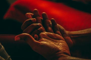 mains jointes dans un geste de réception, arrière plan de lumière rouge - Photo de Outcast India sur https://unsplash.com/fr/photos/mains-humaines-1c-8H1DWAv4