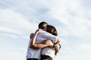 couple enlacé sur un fond de ciel - Photo de Priscilla Du Preez 🇨🇦 sur https://unsplash.com/fr/photos/homme-et-femme-setreignant-lun-lautre-photographie-9vHPCKymSh0
