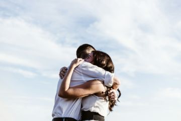couple enlacé sur un fond de ciel - Photo de Priscilla Du Preez 🇨🇦 sur https://unsplash.com/fr/photos/homme-et-femme-setreignant-lun-lautre-photographie-9vHPCKymSh0