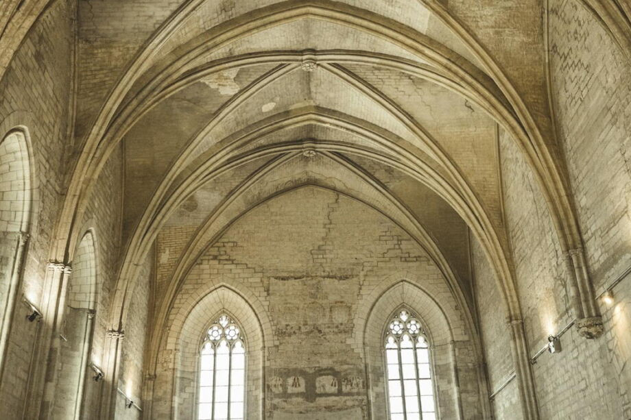 Les voûtes d'une église d'Avignon - recadrage d'une Photo de Bruce van Zyl sur https://unsplash.com/fr/photos/photographie-de-vue-de-loeil-du-ver-de-la-cathedrale--MKR972ocbc