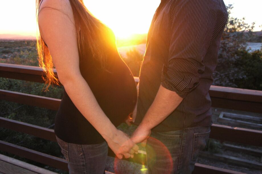 femme enceinte et homme face à face au coucher du soleil - Image par Jennifer Bayers de https://pixabay.com/fr/photos/coupler-enceinte-maman-1126637/