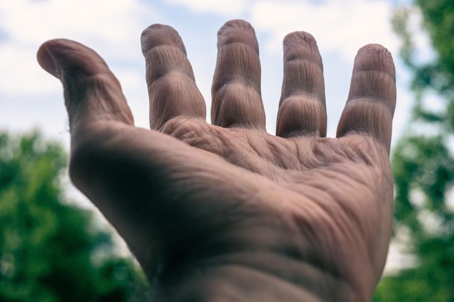 Photo d'une main tendue vers le ciel - Image by wal_172619 from https://pixabay.com/photos/hand-skin-prayer-human-palm-6395911/