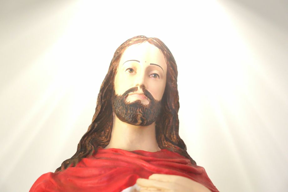 Une statue peinte assez kitsch représentant le Christ nimbé de lumière - Photo de Hícaro de Castro sur https://unsplash.com/fr/photos/femme-en-hijab-rouge-et-haut-rouge-VpyPKqCAa-Q
