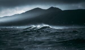 Une vague blanche d'écume avec du vent, une tempête qui se calme, l'aube qui se lève - Photo de redcharlie sur https://unsplash.com/fr/photos/les-vagues-de-locean-secrasent-sur-le-rivage-pendant-la-journee-ncJKXaCp-3A