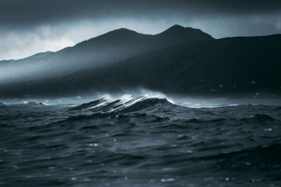 Une vague blanche d'écume avec du vent, une tempête qui se calme, l'aube qui se lève - Photo de redcharlie sur https://unsplash.com/fr/photos/les-vagues-de-locean-secrasent-sur-le-rivage-pendant-la-journee-ncJKXaCp-3A