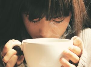 Une jeune femme concentrée sur sa tasse de thé fumant - Image par Alberto Adán de https://pixabay.com/fr/photos/ancien-tristesse-triste-d%c3%a9pression-2373083/