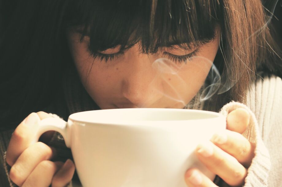 Une jeune femme concentrée sur sa tasse de thé fumant - Image par Alberto Adán de https://pixabay.com/fr/photos/ancien-tristesse-triste-d%c3%a9pression-2373083/