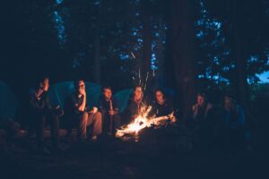 jeunes scouts autour d'un feu de camp - Image par Pexels de https://pixabay.com/fr/photos/feu-camping-gens-feu-de-camp-1867275/