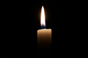 Une simple bougie - Image par Andreas Lischka de https://pixabay.com/fr/photos/bougie-l%c3%a9ger-aux-chandelles-flamme-2038736/