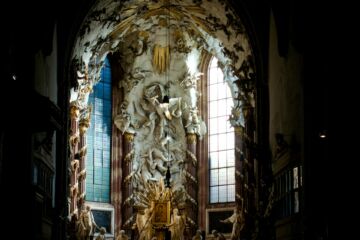 Une ouverture dans uen église baroque, apportant lumière et mystères - Photo de Denis Denis sur https://unsplash.com/fr/photos/autel-baroque-orne-avec-un-eclairage-dramatique-lNjSgITpTVM