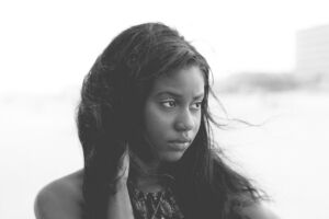 jeune femme noire l'air soucieuse - Image par Pexels de https://pixabay.com/fr/photos/fille-afro-am%c3%a9ricain-le-noir-1866959/