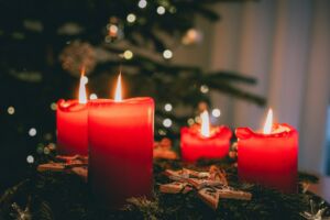 Bougies de l'Avent - Photo de Jonas Von Werne sur https://unsplash.com/fr/photos/un-groupe-de-bougies-rouges-assis-au-sommet-dun-arbre-de-noel-nJwQGZW-b10