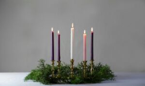 5 bougies de fête avec branches de sapin - Photo de KaLisa Veer sur https://unsplash.com/fr/photos/bougies-roses-sur-bougeoir-dore-fbBXIPEX0Ko