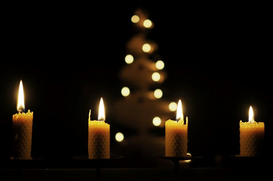 Quatre bougies dans un chemin de lumière - Photo de Niklas Ohlrogge (niamoh.de) sur https://unsplash.com/fr/photos/quatre-bougies-piliers-parfumees-jaunes-i8RKD8wlMHI