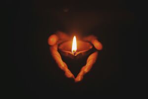 une lampe à huile allumée tenue entre deux mains - Photo de Prateek Gautam sur https://unsplash.com/fr/photos/personne-tenant-une-lampe-a-huile-allumee-wX1GSlEHzuc