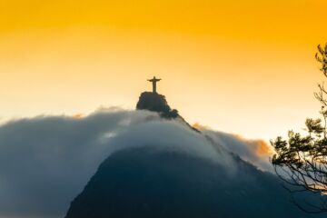 Le Christ de Rio par dessus les nuages dans une aurore dorée - Image par Heiko Behn de https://pixabay.com/fr/photos/rio-rio-de-janeiro-am%c3%a9rique-du-sud-1303951/