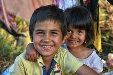 Deux enfants, frères et sœurs, joyeux et fraternels et sales - Photo de shima za sur https://unsplash.com/fr/photos/deux-enfants-souriants-sembrassent-joyeusement-PcOz5KAhrj0