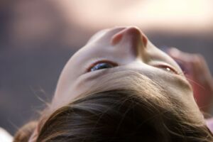 Visage en gros plan d'une jeune femme regardant vers le ciel, vue du ciel - Photo de Paolo Chiabrando sur https://unsplash.com/fr/photos/visage-de-filles-dans-la-photographie-en-gros-plan-Ye4YmdqtLRI
