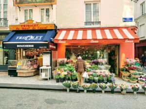 Une boucherie et un fleuriste rue Montorgueil à Paris : boeufs abattus et fleurs coupées - Photo de Roxanne Boudrot sur https://unsplash.com/fr/photos/fleurs-en-pot-dans-la-rue-5PujaUzindM
