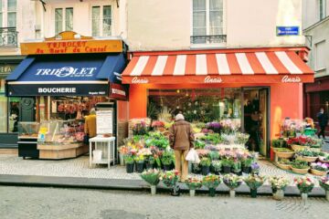 Une boucherie et un fleuriste rue Montorgueil à Paris : boeufs abattus et fleurs coupées - Photo de Roxanne Boudrot sur https://unsplash.com/fr/photos/fleurs-en-pot-dans-la-rue-5PujaUzindM
