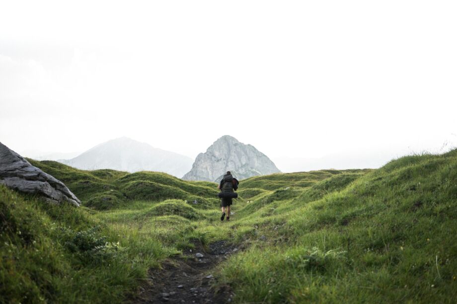 Une personne marche seule en montagne, dans la brume - Photo de Vincent Riszdorfer sur https://unsplash.com/fr/photos/personne-sur-le-point-de-reclamer-la-montagne-Q6X1ifPIfjs
