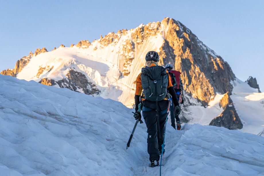 Cordée montant en montagne vers un sommet - Image par Dominick Vietor de https://pixabay.com/fr/photos/montagne-escalade-neige-nature-8488489/