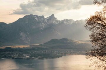 Paysage de lacs et de montagnes suisses - Photo de Gabriel Kiener sur https://unsplash.com/fr/photos/montagne-enneigee-pres-dun-plan-deau-pendant-la-journee-JJ_KdqTCL4A