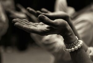 photo de deux mains tournées vers le haut - Photo by Pixabay: https://www.pexels.com/photo/close-up-of-hands-257037/
