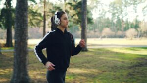 Une jeune femme fait de la course à pieds avec un casque audio - Photo de Vitaly Gariev sur https://unsplash.com/fr/photos/jeune-femme-faisant-du-jogging-dans-un-parc-avec-des-ecouteurs-b0fqHcZzaX4