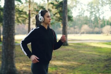 Une jeune femme fait de la course à pieds avec un casque audio - Photo de Vitaly Gariev sur https://unsplash.com/fr/photos/jeune-femme-faisant-du-jogging-dans-un-parc-avec-des-ecouteurs-b0fqHcZzaX4