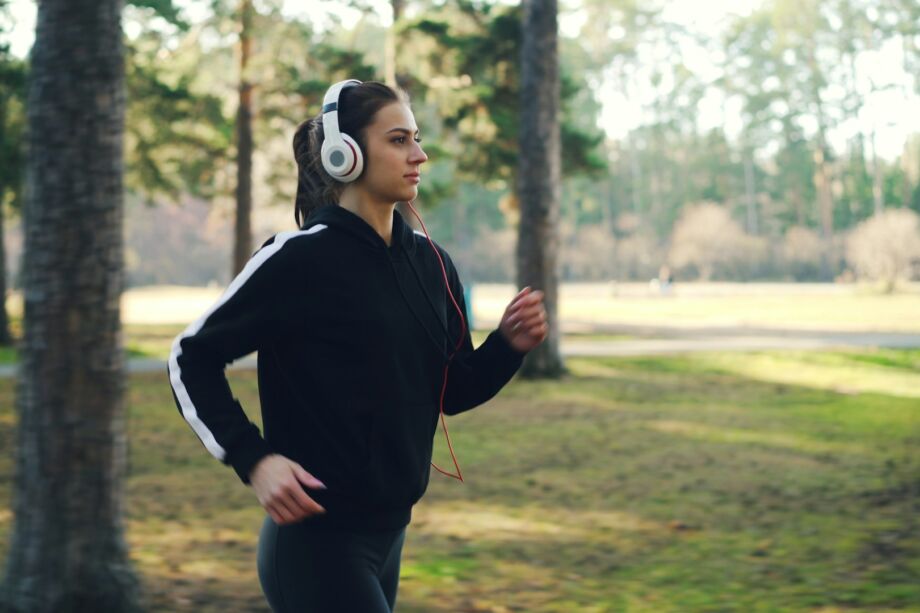 Une jeune femme fait de la course à pieds avec un casque audio - Photo de Vitaly Gariev sur https://unsplash.com/fr/photos/jeune-femme-faisant-du-jogging-dans-un-parc-avec-des-ecouteurs-b0fqHcZzaX4
