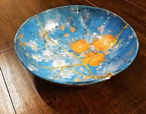 Bol de céramique colorée réparé avec la technique japonaise du Kintsugi. Photo par Ruthann Hurwitz en Creative Commons Attribution-Share Alike 4.0 International sur https://commons.wikimedia.org/wiki/File:Hand_Pinted_Kintsugi_Pottery_Bowl.jpg