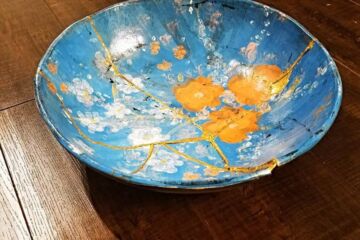 Bol de céramique colorée réparé avec la technique japonaise du Kintsugi. Photo par Ruthann Hurwitz en Creative Commons Attribution-Share Alike 4.0 International sur https://commons.wikimedia.org/wiki/File:Hand_Pinted_Kintsugi_Pottery_Bowl.jpg