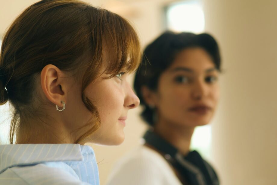 Deux femmes, dont on se demande si elles sont seurs, l'une regardant l'autre - Photo de Faustina Okekesur https://unsplash.com/fr/photos/deux-femmes-qui-regardent-dans-des-directions-differentes-B8C8UF0nixY