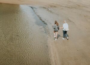 Une grand-mère marche avec sa petite fille sur le bord de la mer - Photo de Sandro Gonzalez sur https://unsplash.com/fr/photos/un-couple-de-femmes-marchant-sur-une-plage-Epnr9fhU4xM
