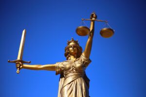Photo d'une statue dorée de la justice portant épée et balance - Image by Sang Hyun Cho from https://pixabay.com/photos/justice-statue-lady-justice-2060093/